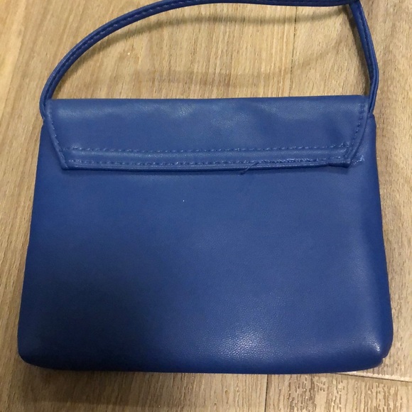 Adorable bag, fun color - Picture 3 of 5